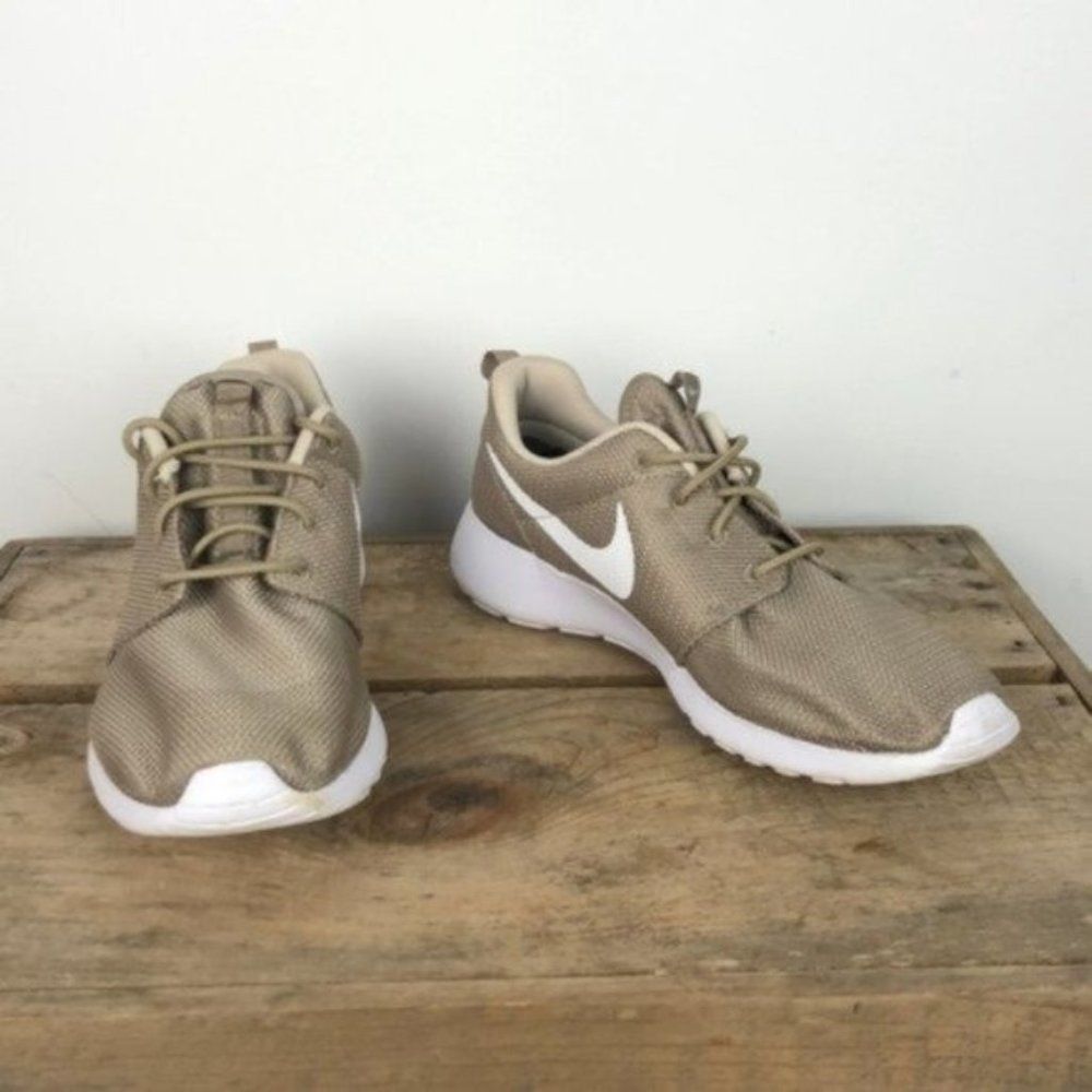 NIKE Roshe gold running sneaker women’s size 9.5 - Picture 2 of 10